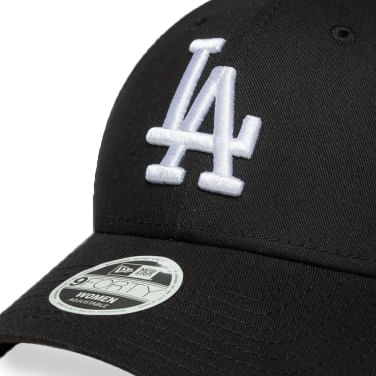 Close do boné preto New Era 9Forty com logo bordado branco frontal